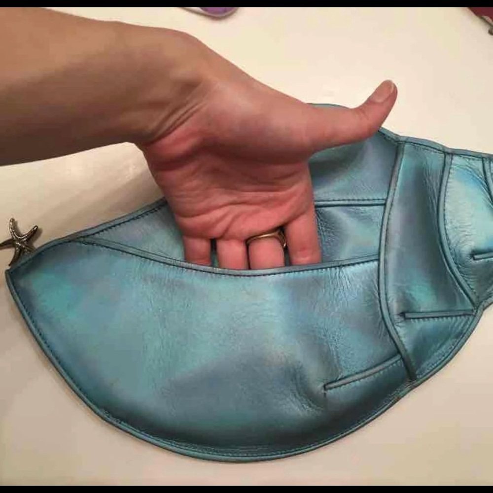 Stuart Weitzman Sea Shell Purse - Picture 4 of 4